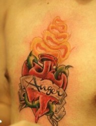 男人胸部一幅彩色爱心与火焰纹身图片