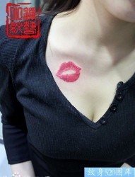 美女胸部流行好看的彩色唇印纹身图片