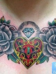 女人胸部潮流经典的爱心锁与玫瑰花纹身图片