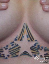 美女前胸经典潮流的五角星纹身图片
