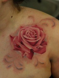 一幅欧美彩色写实玫瑰花纹身图片