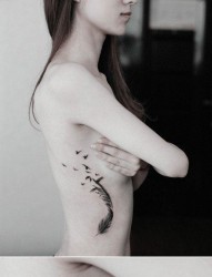 诱惑迷人的美女侧胸羽化燕纹身图片