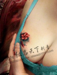美女胸部精美诱人的樱花纹身图片