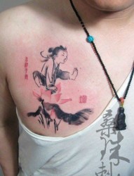 男生前胸经典的水墨莲花与童子纹身图片