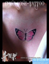 女人胸前小巧精美的粉色蝴蝶纹身图片