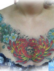 女性胸前很酷经典的菊花与骷髅纹身图片