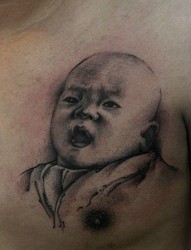 胸口上一幅可爱小孩肖像纹身图片