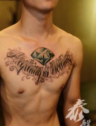 男人胸前潮流经典的花体字母与钻石纹身图片