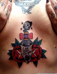 胸部下面一幅性感的school玫瑰花纹身图片