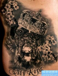 一幅精致的皇冠狗纹身图片