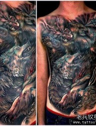 前胸上一幅霸气的狼群纹身作品