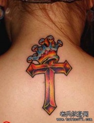 纹身520图库推荐一幅背部颈部彩色十字架皇冠纹身图片