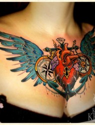 一幅美女胸口心脏翅膀纹身图片
