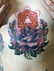 一幅欧美胸口玫瑰花纹身图片