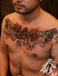 男生胸部手枪玫瑰花上帝之眼纹身图片