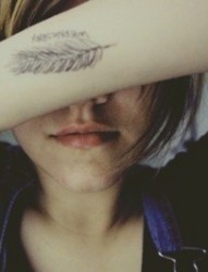 女人小手臂上的麦子刺青