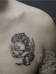 纹身520图库推荐一幅胸部天使纹身图片