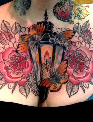 胸部上一幅潮流个性的玫瑰花纹身图片