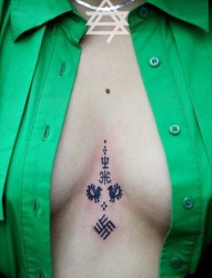 一幅胸部梵文字母纹身图片由纹身520图库推荐