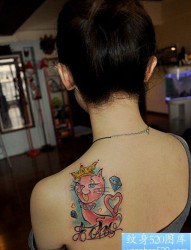 纹身520图库推荐一幅女人肩部彩色猫咪字母纹身图片