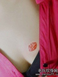 纹身520图库推荐一幅性感胸部嘴唇纹身图片