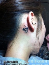 美女耳部可爱的骷髅头纹身图片