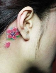 头部纹身图片：耳部彩色樱花纹身图片纹身作品