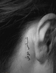 流行的耳部字母纹身图片