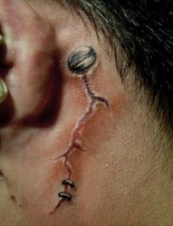 耳部一幅另类潮流撕皮纹身图片