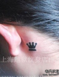 女孩子耳部图腾小皇冠纹身图片