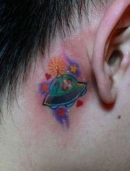 一幅耳部小飞船纹身图片