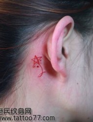 美女耳部红色的五角星纹身图片