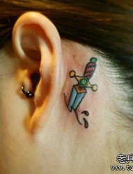 女孩子耳部一幅小匕首纹身图片