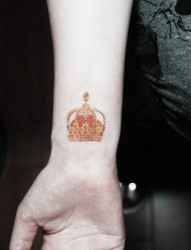 女人手腕小巧精美的皇冠纹身图片