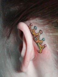 女人耳部小巧潮流的皇冠纹身图片