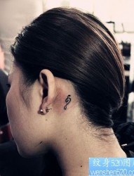 女人耳部图腾音符纹身图片