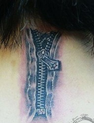 颈部纹身图片：颈部拉链纹身图片纹身作品