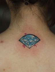 女人颈部蓝色钻石纹身图片