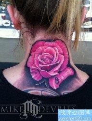 纹身520图库：美女后颈部漂亮的玫瑰花文身图片作品