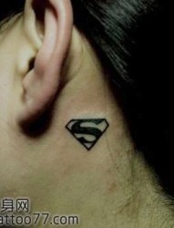 美女颈部超人标志纹身图片