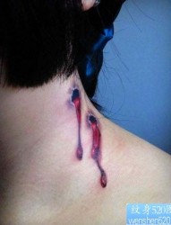 颈部经典的弹孔血滴纹身图片