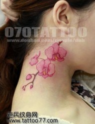 美女脖子处好看的花卉纹身图片