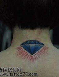 潮流的颈部彩色钻石纹身图片