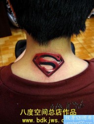颈子超人标志纹身图片