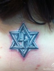 一幅女孩子颈部好看的六芒星纹身图片