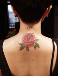 女人后脖子唯美好看的玫瑰花纹身图片