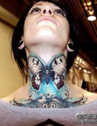 女性脖子处精美潮流的蝴蝶纹身图片