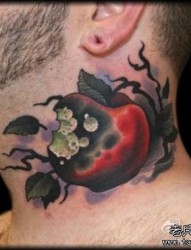 脖子处超酷的一幅苹果纹身图片