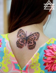 女人后脖子精美漂亮的豹纹蝴蝶纹身图片