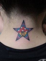 女孩子颈部五角星蘑菇纹身图片